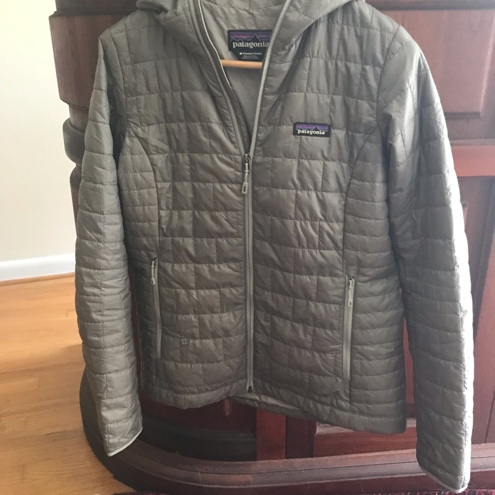 Patagonia women’s nano puff hooded jacket feather gray M